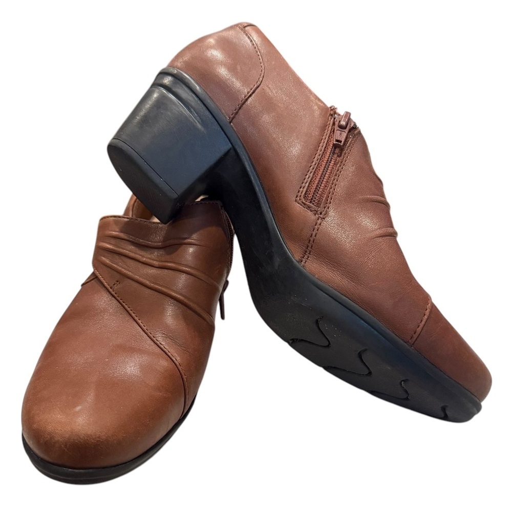 COLLECTION BY CLARKS BROWN ANKLE BOOTS WITH SIDE ZIPPER. SIZE 6.5.